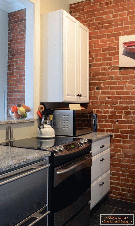 Interior de un pequeño apartamento: una cocina con barra de bar