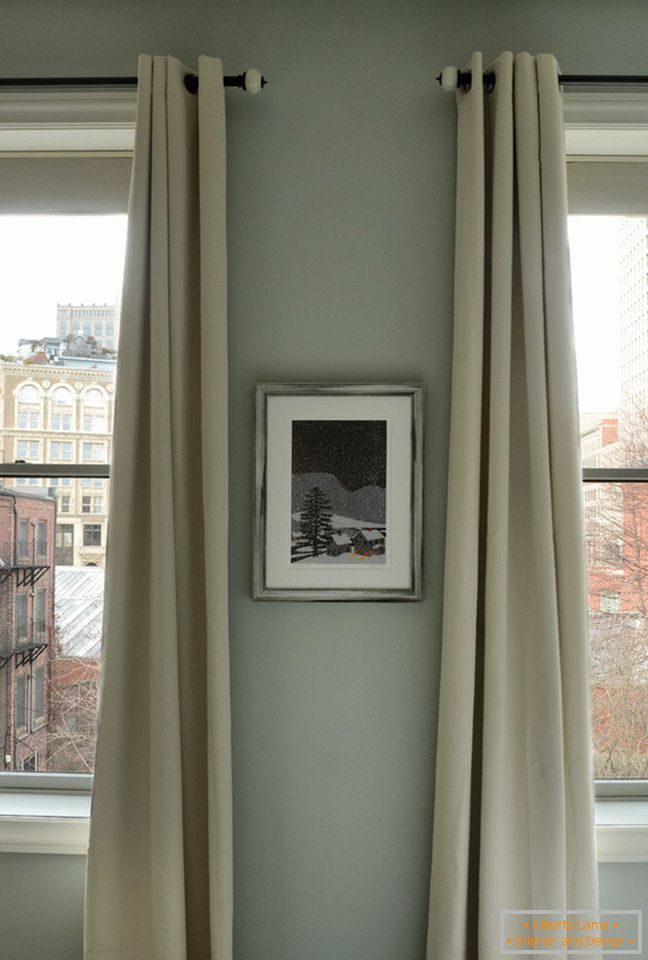 Interior de un apartamento pequeño: cortinas largas en las ventanas