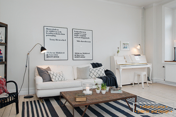 Piano de cola en los apartamentos de la sala de estar de estilo escandinavo