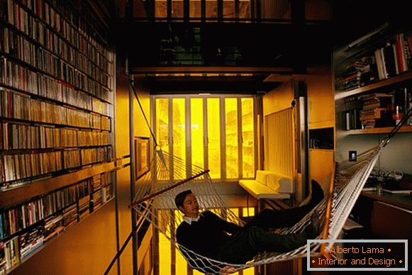 Interior de una habitación pequeña: una hamaca en la biblioteca