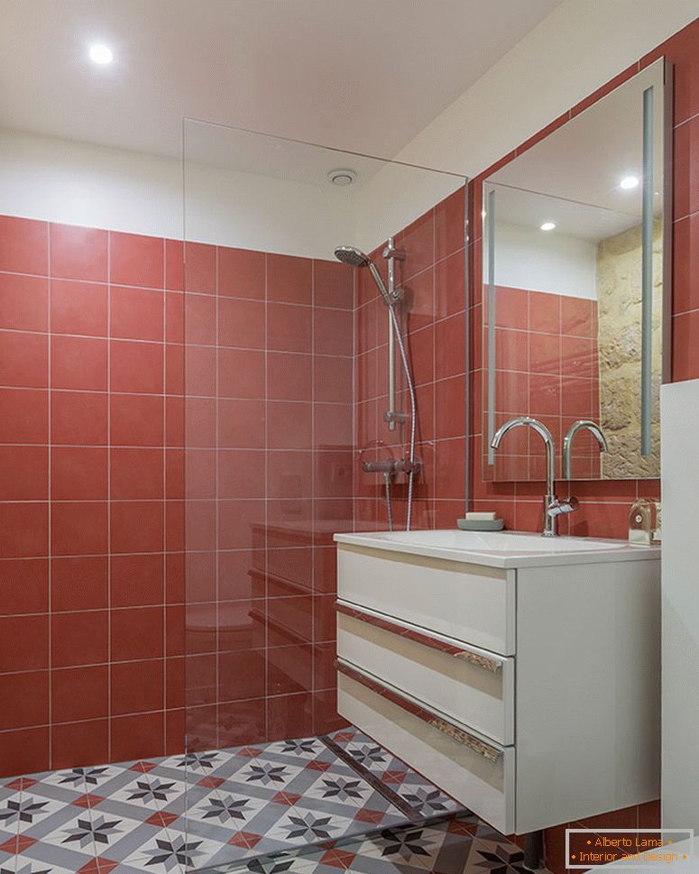 Azulejos rojos en el interior de un baño pequeño