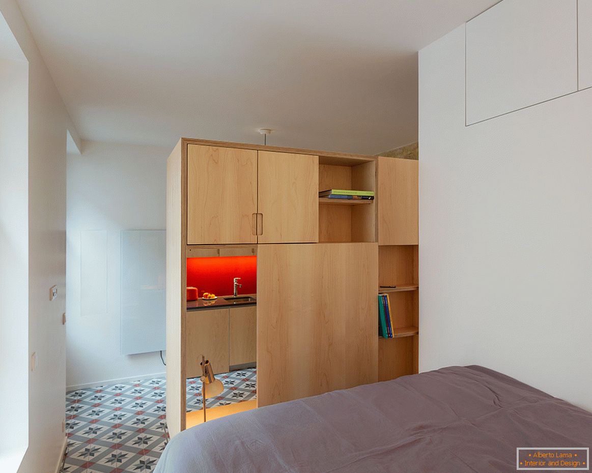 Dormitorio brillante en un pequeño apartamento