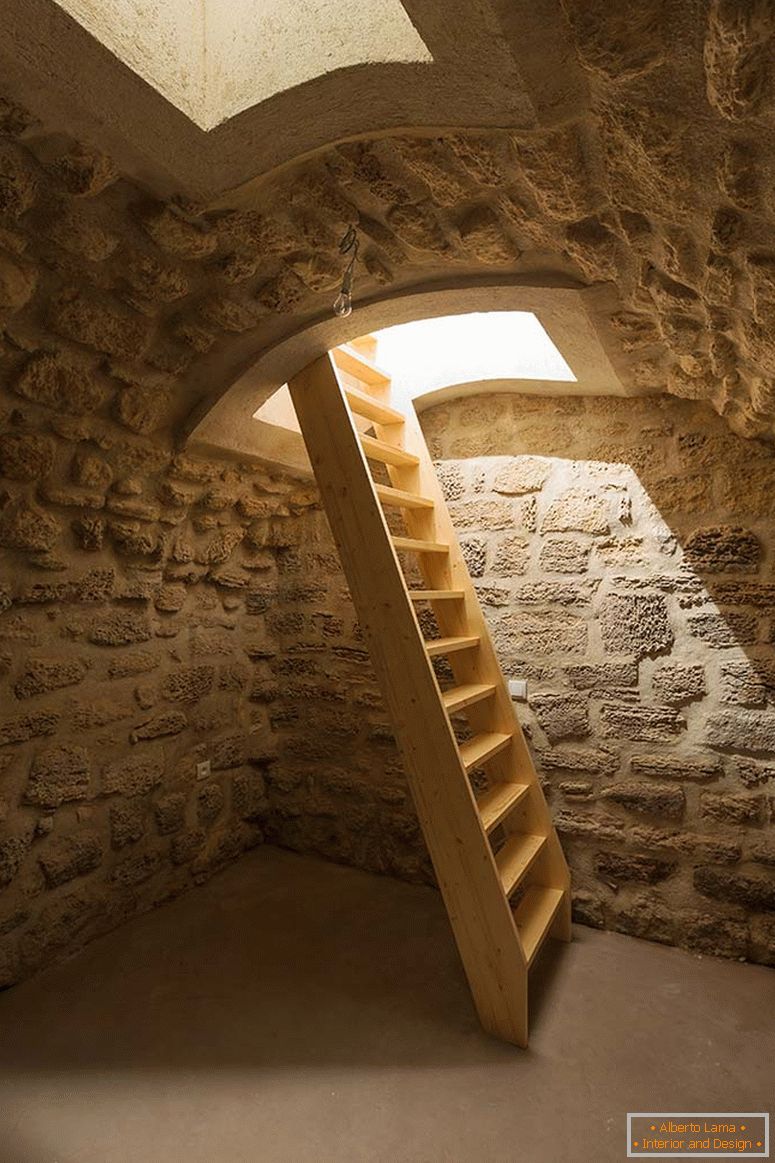 Una amplia escalera de madera al sótano