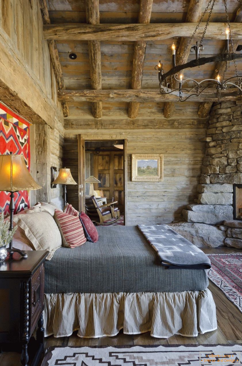 Diseño de interiores de un dormitorio en una casa de madera con chimenea