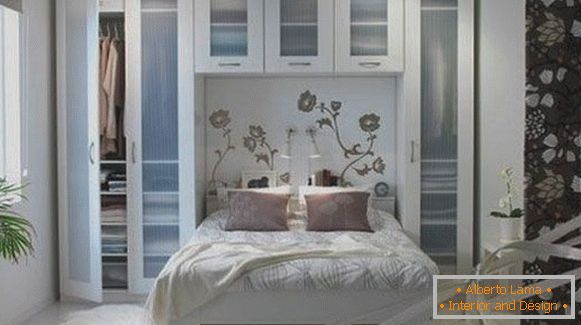 Muebles con puertas transparentes en el dormitorio