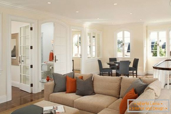 La combinación de gris y naranja en el interior de la sala de estar