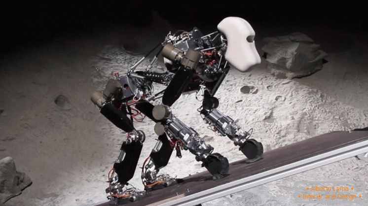 El robot puede balancearse sobre las patas traseras