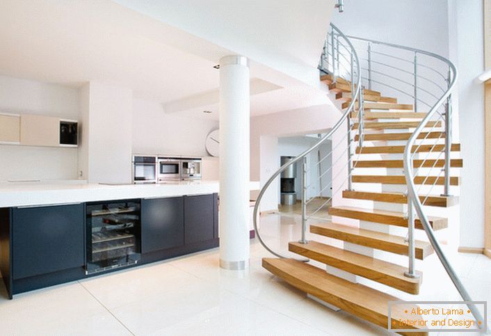 La ligereza y simplicidad del diseño de las escaleras enfatizan la forma lacónica del espacioso interior de la casa.