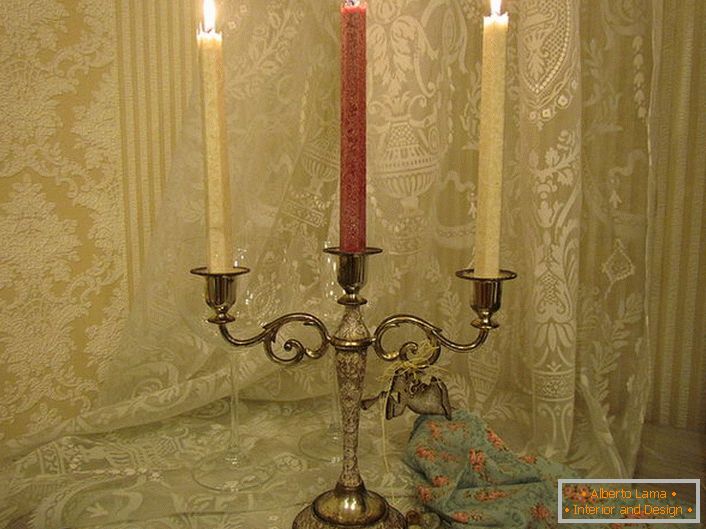 Un candelabro de cobre en el estilo de un clásico.
