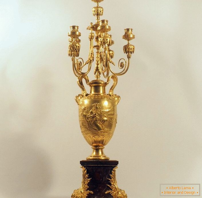 El intrincado diseño de un candelabro de cobre puede convertirse en un elemento de diseño ecléctico. Una buena opción para los amantes del lujo.