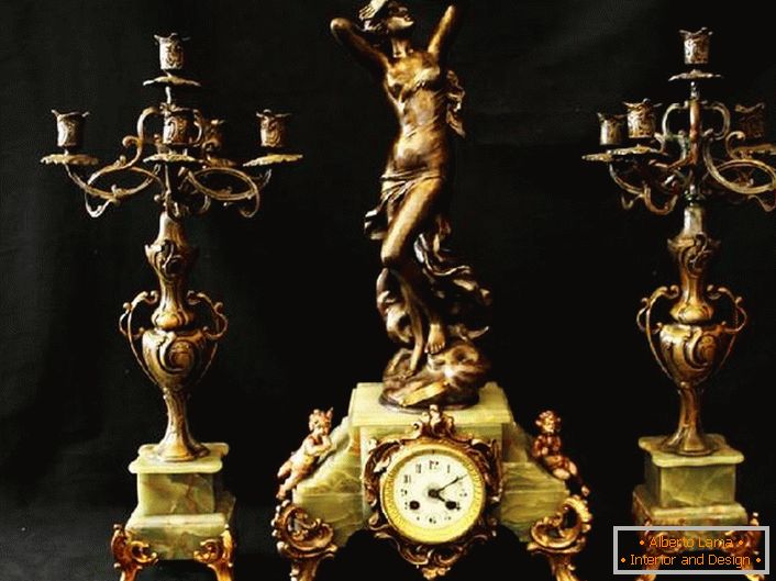 Set clásico: dos candelabros de bronce y relojes exquisitos. Decoración ideal para la chimenea.