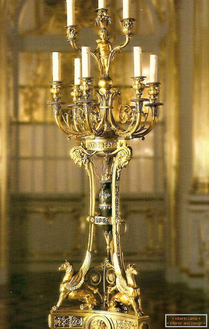 Un noble y refinado candelabro de oro para nueve velas decorará el interior de cualquier casa de campo o cabaña de caza.