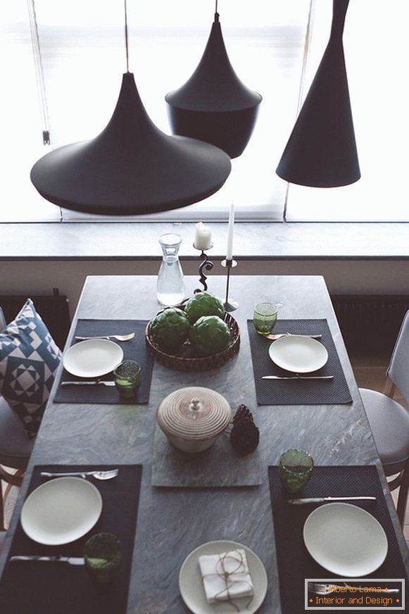 Lámparas de diferentes formas sobre la mesa de comedor