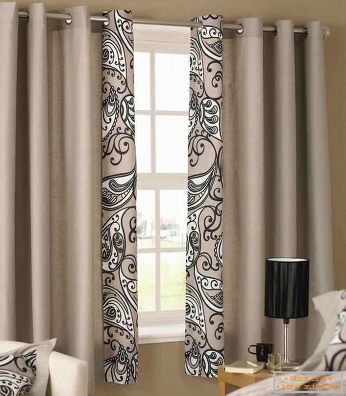 Elegantes cortinas cortas de color púrpura claro repiten el patrón, que está decorado con ropa de cama en el dormitorio en el estilo Art Nouveau.