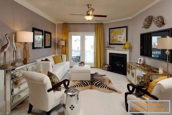 La combinación de colores en el interior - cortinas amarillas y papel tapiz beige