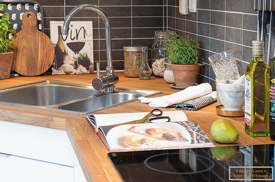 Diseño de una acogedora cocina de ático en una ciudad sueca