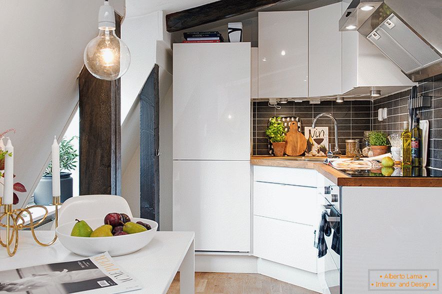 Área de cocina en el diseño de un acogedor ático en una ciudad sueca