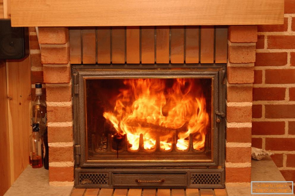 Una chimenea de ladrillo con simulación de fuego no solo parece decente, sino que también calienta la habitación.