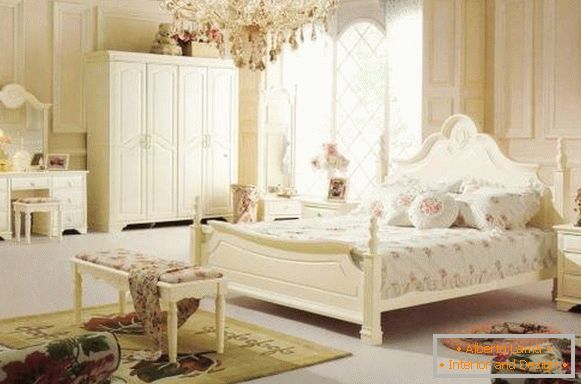 Dormitorio en estilo provenzal con araña de cristal