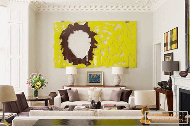 Luminosa sala de estar con chimenea y panel amarillo brillante