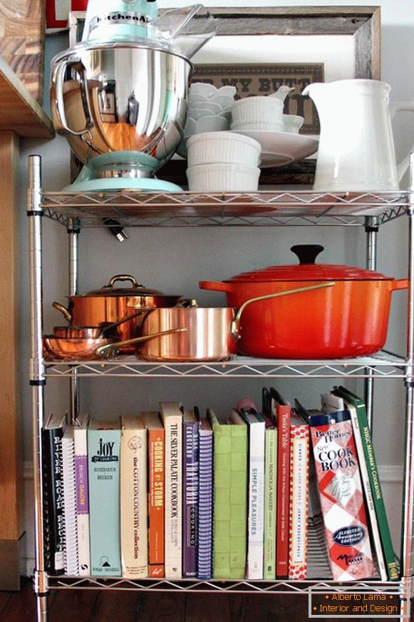 Un estante para platos y libros en la cocina