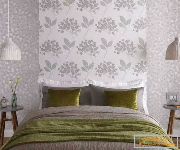 Una combinación suave de fondos de pantalla: una foto con patrones en el dormitorio