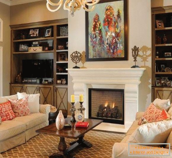 Lujoso diseño de una sala de estar con chimenea en el apartamento - foto