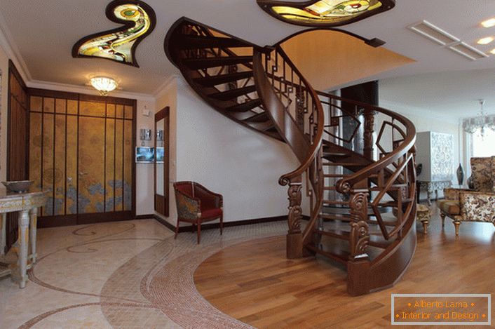 La sala en el estilo moderno con una escalera de caracol al segundo piso está equipada con
