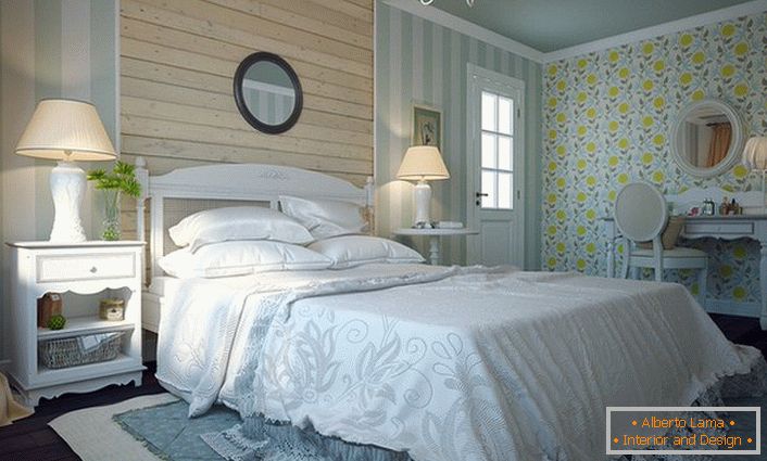 Estilo refinado del sur de Francia-Provenza. Las formas suaves y simples del interior dan la comodidad única del dormitorio.