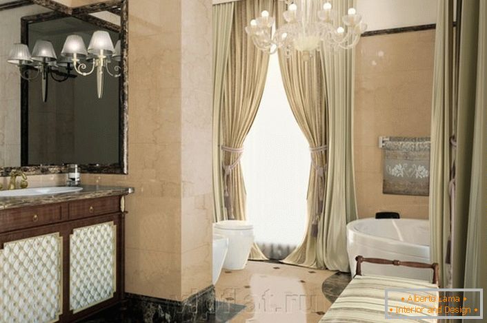 La decoración noble del baño en el estilo de neoclasicismo se enfatiza con muebles seleccionados adecuadamente.