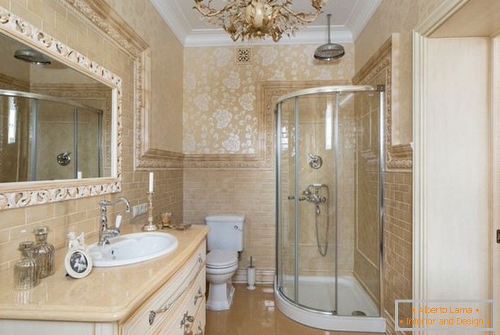 El baño está decorado en estilo neoclásico. Un gran espejo, enmarcado por un amplio marco, completa la imagen.