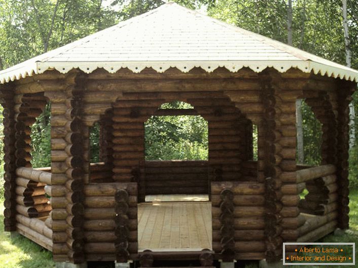 El chalet de estilo chalet está construido con una antigua casa de troncos. El espacioso edificio será una elegante decoración de cualquier patio. 