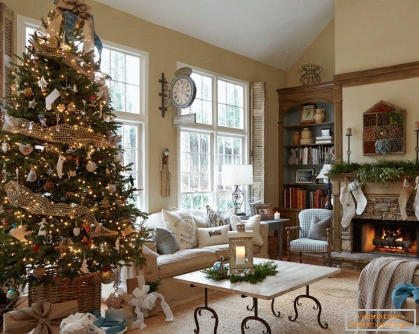 Decoramos el árbol de Navidad en la sala de estar en la chimenea