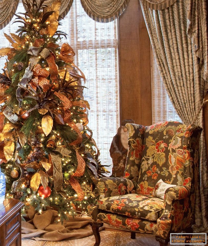 Decoración inusual de un árbol de Navidad