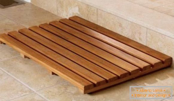Enrejado de madera en el piso en el baño