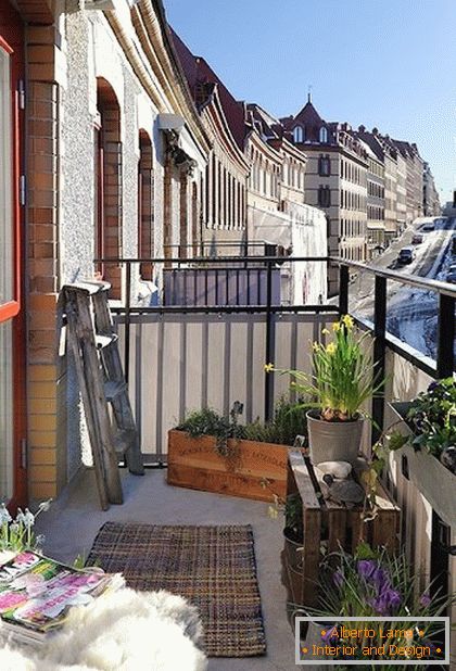 Agradable terraza en un pequeño balcón