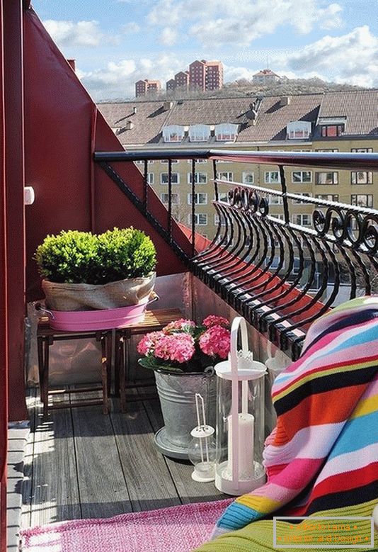 Agradable terraza en un pequeño balcón