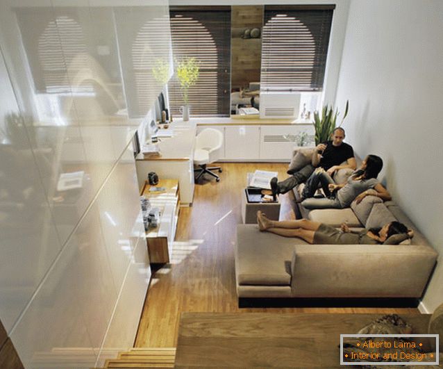 Sala de estar de un departamento rectangular con una ventana