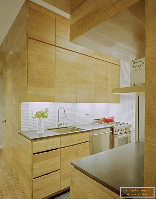 Apartamento rectangular de cocina con una ventana