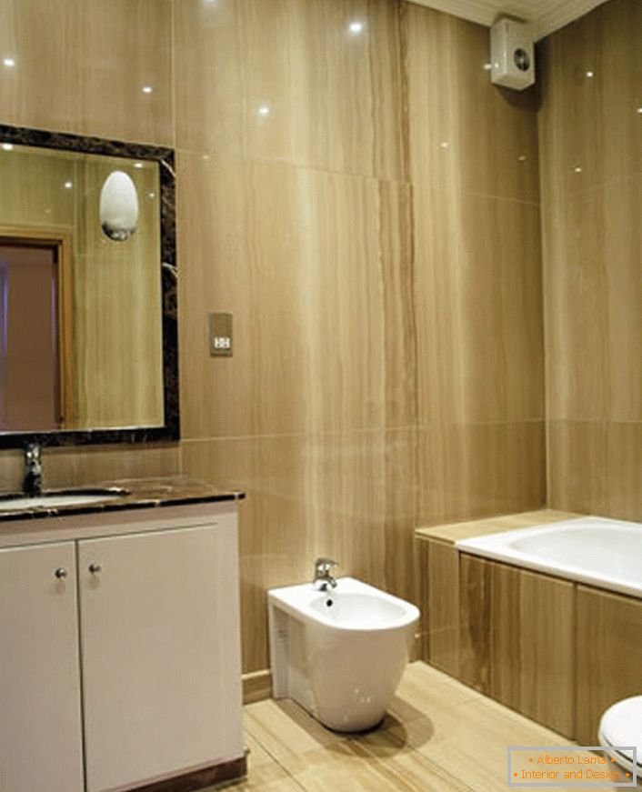 Interior lacónico del baño en el estilo del minimalismo se adapta orgánicamente en un espacio pequeño.