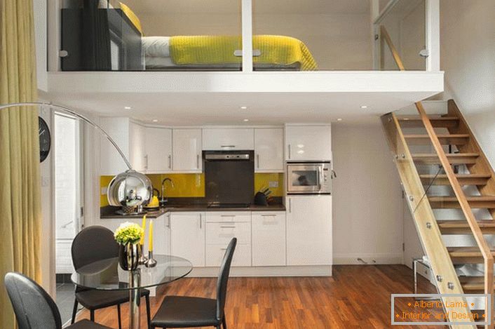 El pequeño apartamento de dos niveles está decorado en un estilo minimalista.