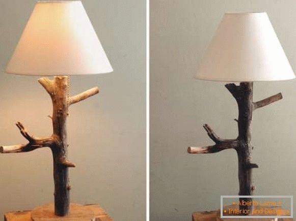 Lámpara de mesa hecha en casa de madera - foto