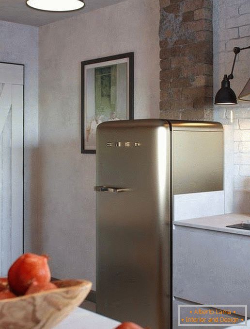 Refrigerador en la cocina en estilo loft