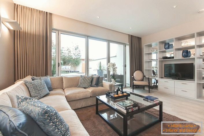 Sala de estar en colores claros. El diseñador derrotó hábilmente el color marrón de las cortinas en el fondo claro general del interior. 