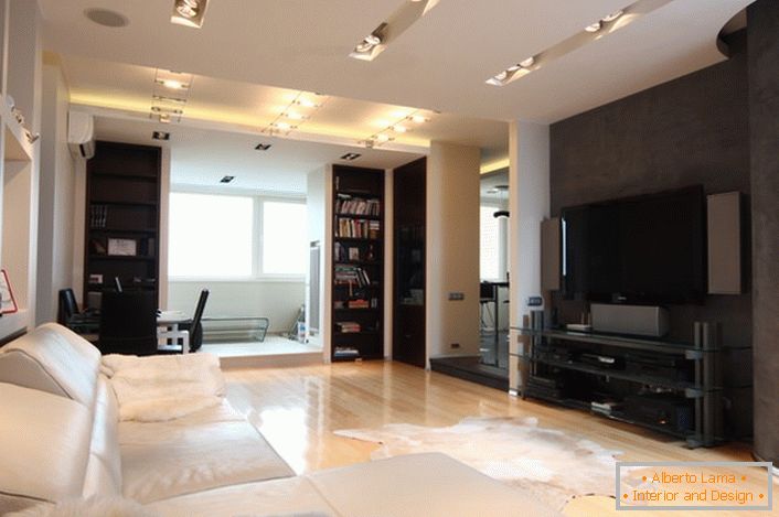 Luminosa sala de estar con un área dedicada para un cine en casa en el estilo del minimalismo.