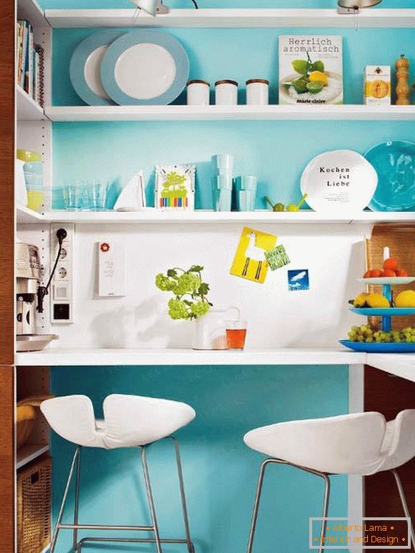 Interior de una pequeña cocina en color turquesa