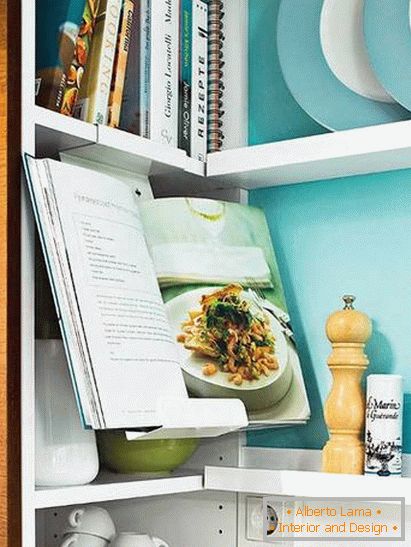 Libros y utensilios en una pequeña cocina en color turquesa