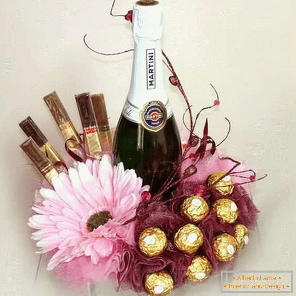 Decoración de una botella de champán con dulces y flores - foto