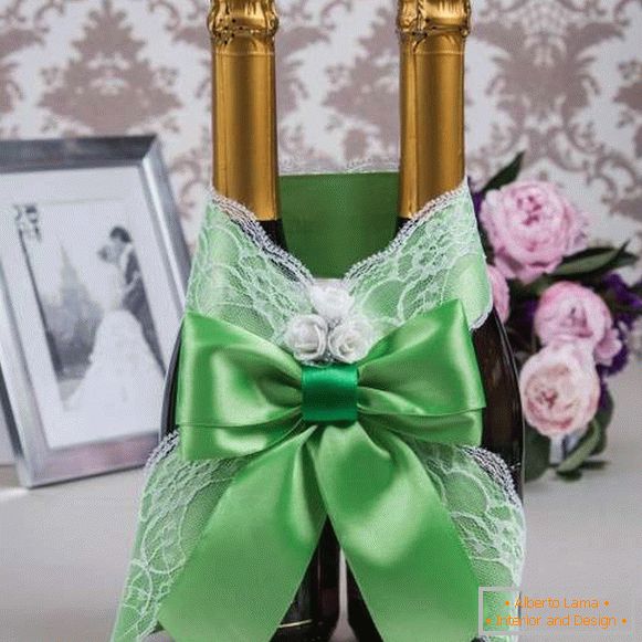 Decoración de una botella de champán con sus propias manos con cintas de raso