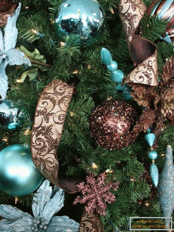 Decoración de moda de un árbol de Navidad